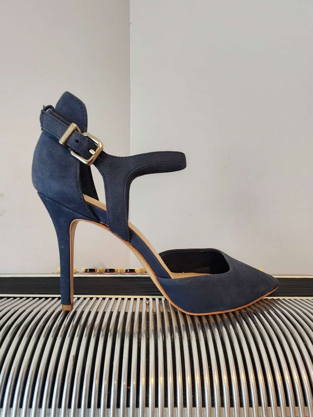 PRACTICALLY NEW GIANNI BINI NAVY BLUE LEATHER HEELS WITH ANKLE STRAP SIZE 6